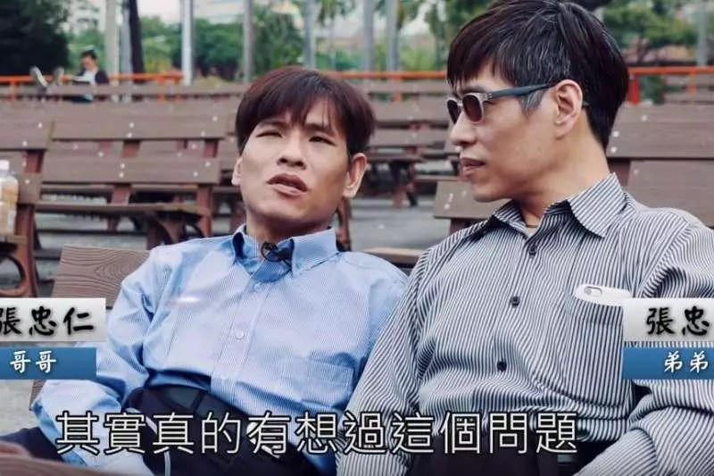 不捨哥哥!忠義在他死後「傳簡訊給生父」:要見最後一面嗎? 對方沉默數日後「終於回應了」