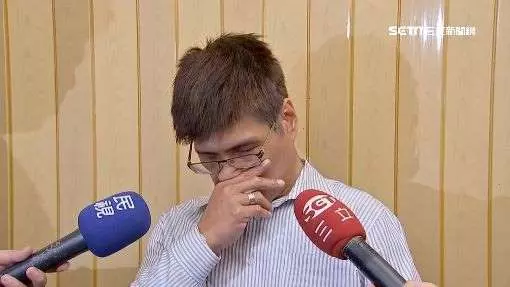 不捨哥哥!忠義在他死後「傳簡訊給生父」:要見最後一面嗎? 對方沉默數日後「終於回應了」