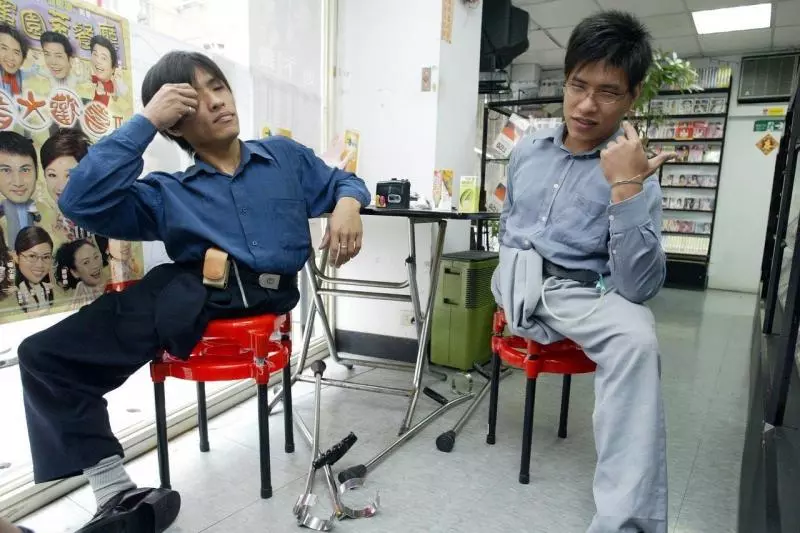 不捨哥哥!忠義在他死後「傳簡訊給生父」:要見最後一面嗎? 對方沉默數日後「終於回應了」