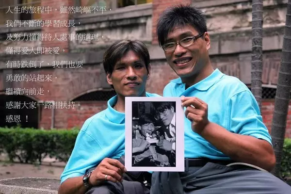 不捨哥哥!忠義在他死後「傳簡訊給生父」:要見最後一面嗎? 對方沉默數日後「終於回應了」