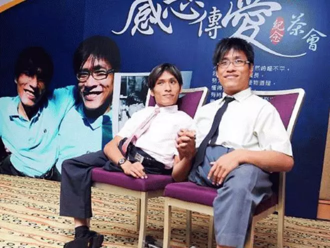 不捨哥哥!忠義在他死後「傳簡訊給生父」:要見最後一面嗎? 對方沉默數日後「終於回應了」
