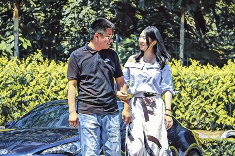和未婚妻在公園約會,一怪小孩偷偷塞我張紙條,看完我立馬報了警