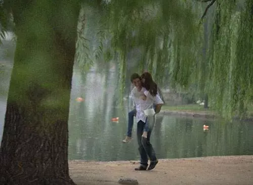 和未婚妻在公園約會,一怪小孩偷偷塞我張紙條,看完我立馬報了警