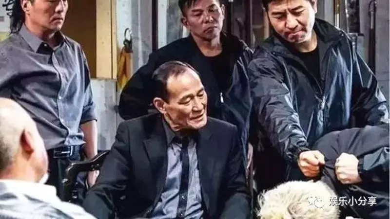 30年前林正英招惹黑社會,洪金寶出面談判挑戰,結果倒地不起嘴唇上留一塊疤。對方這麼厲害,是你我都熟悉的他