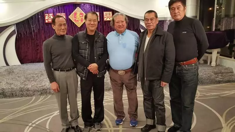 30年前林正英招惹黑社會,洪金寶出面談判挑戰,結果倒地不起嘴唇上留一塊疤。對方這麼厲害,是你我都熟悉的他