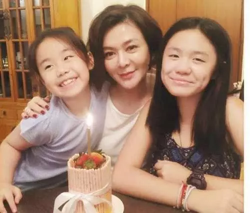 看完阿B鍾鎮濤前妻生女兒和現任生的,網友:還是章小蕙基因好,現任的真的沒得比!