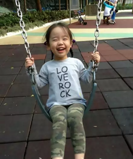 看完阿B鍾鎮濤前妻生女兒和現任生的,網友:還是章小蕙基因好,現任的真的沒得比!