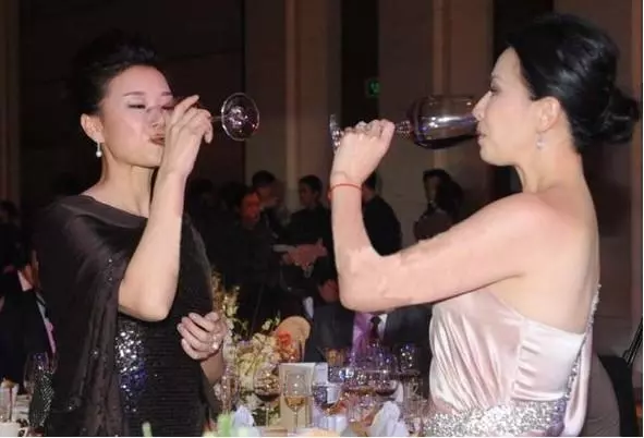 娛樂圈最愛喝酒的女明星,劉嘉玲上榜,她竟90秒喝下一瓶白酒!