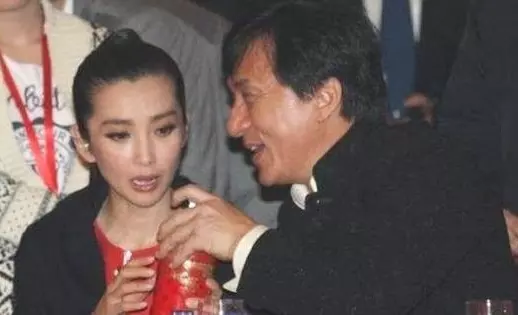 娛樂圈最愛喝酒的女明星,劉嘉玲上榜,她竟90秒喝下一瓶白酒!