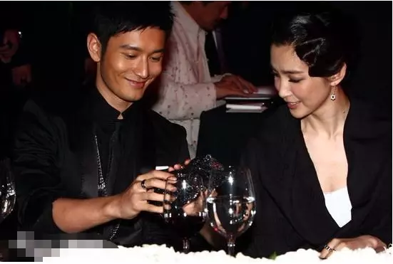 娛樂圈最愛喝酒的女明星,劉嘉玲上榜,她竟90秒喝下一瓶白酒!