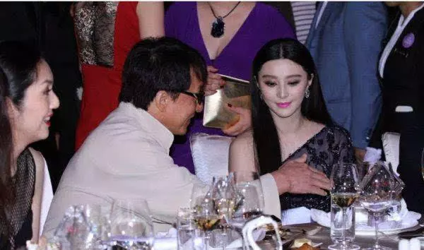 娛樂圈最愛喝酒的女明星,劉嘉玲上榜,她竟90秒喝下一瓶白酒!
