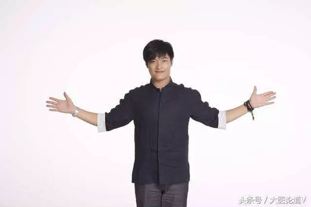 國際中醫針灸師迷羅教你,用一根筷子就能治療肩背疼痛,馬上分享給需要的家人朋友!!