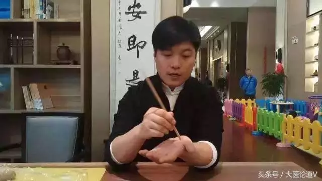國際中醫針灸師迷羅教你,用一根筷子就能治療肩背疼痛,馬上分享給需要的家人朋友!!
