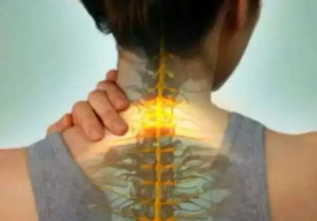 國際中醫針灸師迷羅教你,用一根筷子就能治療肩背疼痛,馬上分享給需要的家人朋友!!