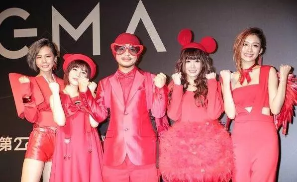 黃明志藏了7年,終於在情人節前夕向女友『高調示愛』!自曝:她幾次都在監獄外等我~