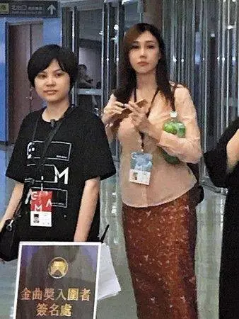 黃明志藏了7年,終於在情人節前夕向女友『高調示愛』!自曝:她幾次都在監獄外等我~
