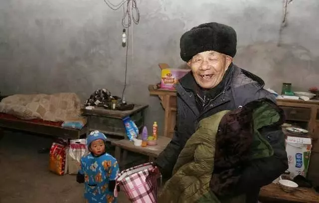 農村父親送來一壇酸菜,兒媳嫌臟不吃送鄰居,鄰居回家開壇傻住