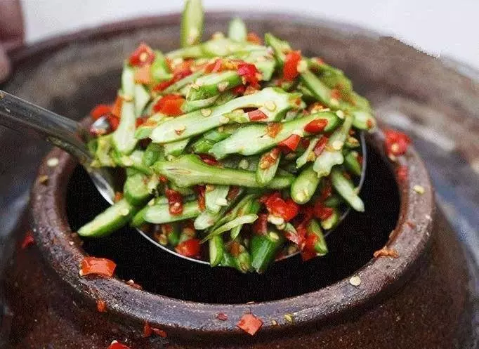 農村父親送來一壇酸菜,兒媳嫌臟不吃送鄰居,鄰居回家開壇傻住