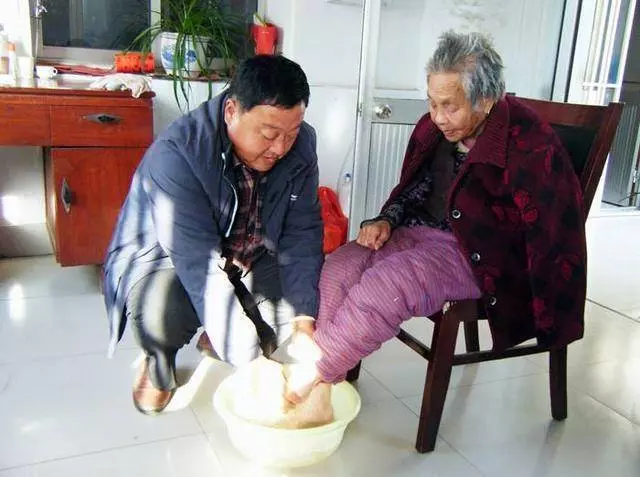 婆婆再婚遠嫁3年沒聯繫,兒媳擔心去婆婆家,推開門,如遭雷擊