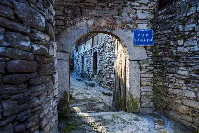 繼母住院,老公不願意出錢,我去繳費,窗口見一身影,愣住了