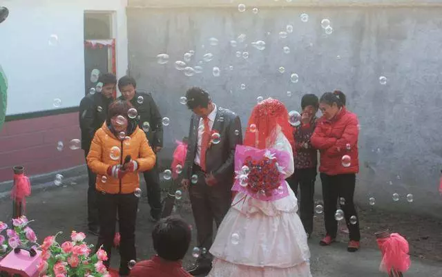 工作5年給老闆隨禮15次,結婚他卻送我薄紅包,拆開後我瞪大雙眼
