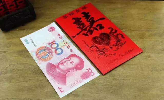 工作5年給老闆隨禮15次,結婚他卻送我薄紅包,拆開後我瞪大雙眼
