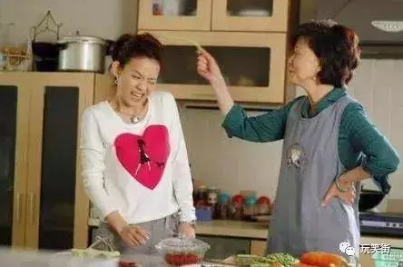 妻子遭婆婆打耳光,丈夫在邊上無視,俺指指陽台。母子倆跪求原諒