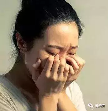 妻子遭婆婆打耳光,丈夫在邊上無視,俺指指陽台。母子倆跪求原諒