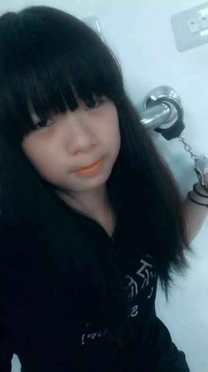 女屁孩被抓到警局完全沒在怕,還PO出自拍照被網友砲轟「破腦無極限」:妹妹你94狂