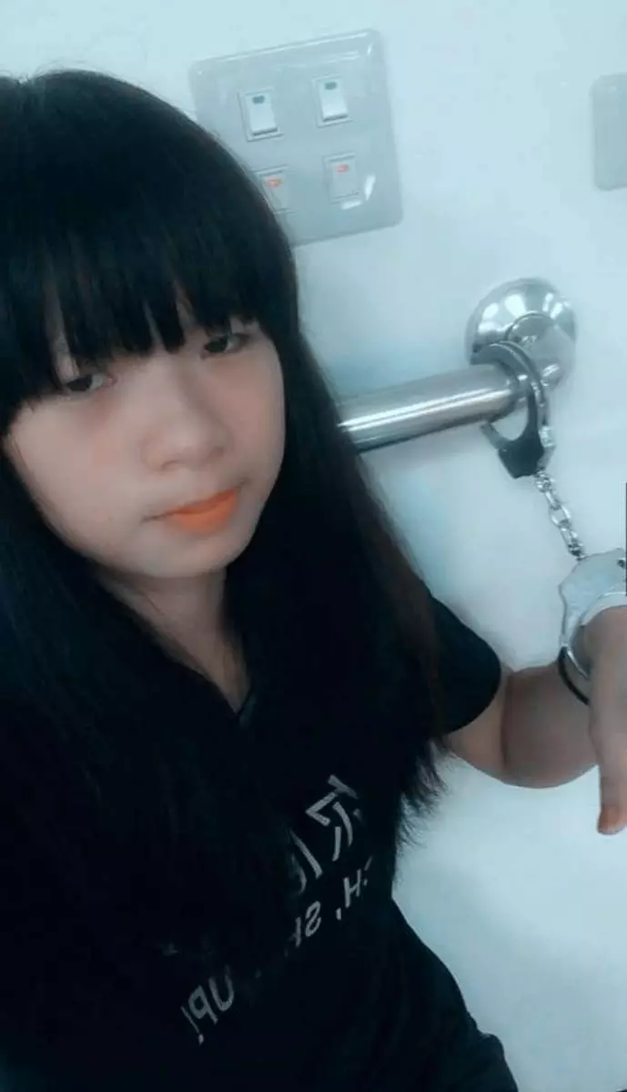 女屁孩被抓到警局完全沒在怕,還PO出自拍照被網友砲轟「破腦無極限」:妹妹你94狂