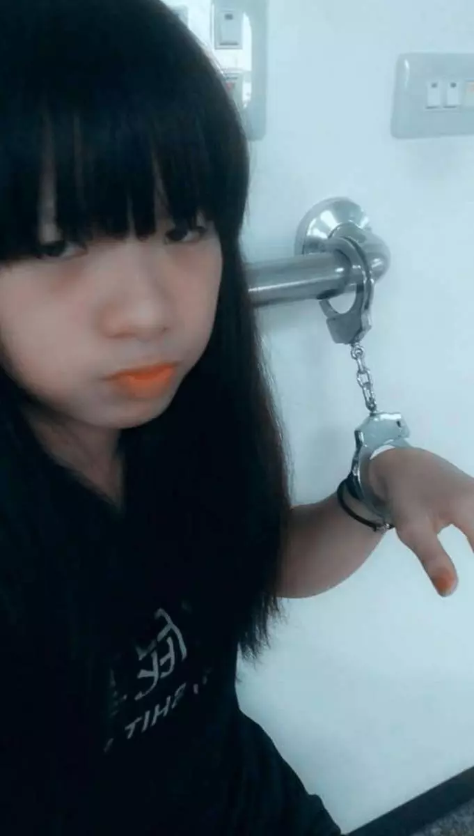 女屁孩被抓到警局完全沒在怕,還PO出自拍照被網友砲轟「破腦無極限」:妹妹你94狂