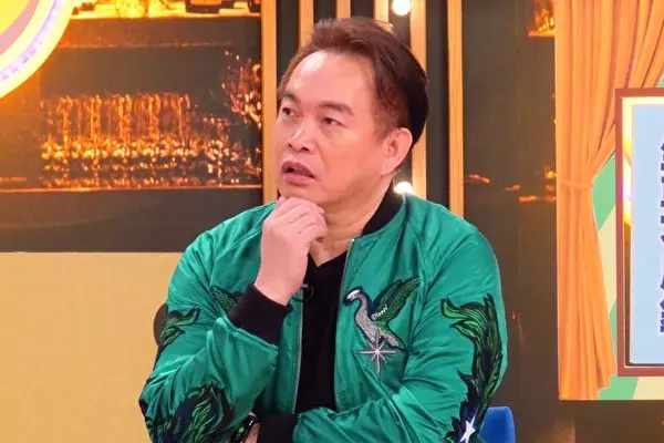 51歲康康全面停工!近照曝光,憔悴不已,不能說話不能笑宛如「啞巴」,令人心疼!