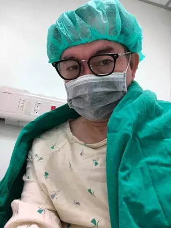 51歲康康全面停工!近照曝光,憔悴不已,不能說話不能笑宛如「啞巴」,令人心疼!