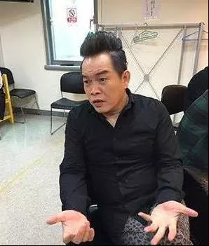 51歲康康全面停工!近照曝光,憔悴不已,不能說話不能笑宛如「啞巴」,令人心疼!