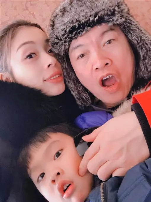 51歲康康全面停工!近照曝光,憔悴不已,不能說話不能笑宛如「啞巴」,令人心疼!