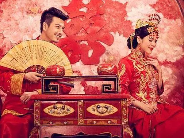 老公離家三年終於回家,飯桌上給婆婆三萬塊錢,婆婆怒罵讓他滾!