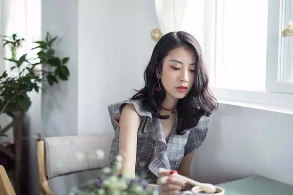 姐姐坐長途火車去見異地男友,男友的四字簡訊,讓她掉頭就走!