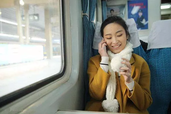 姐姐坐長途火車去見異地男友,男友的四字簡訊,讓她掉頭就走!