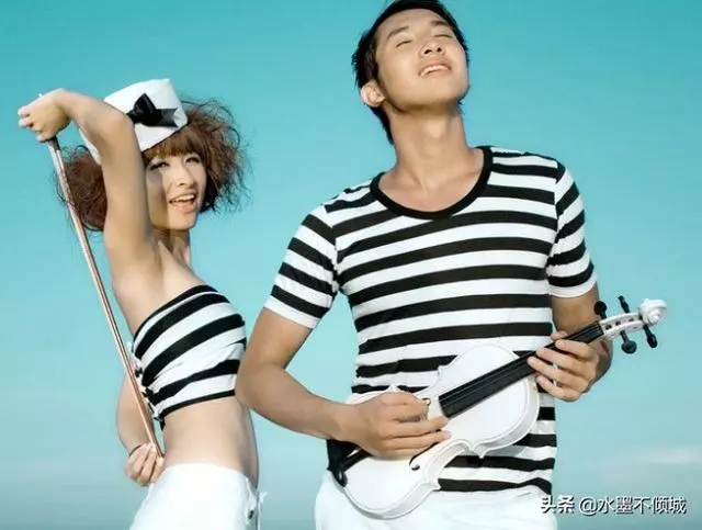 婆婆讓兒媳婦幫著拍全家福,卻不讓媳婦加入,媳婦摔碎手機走人