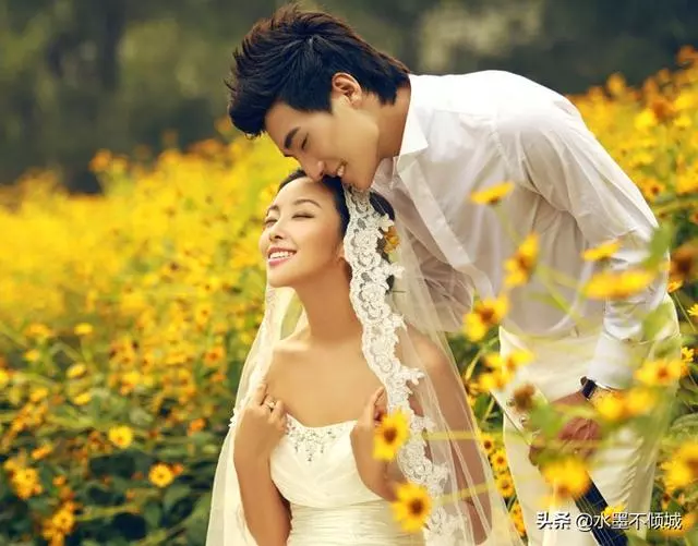婆婆讓兒媳婦幫著拍全家福,卻不讓媳婦加入,媳婦摔碎手機走人