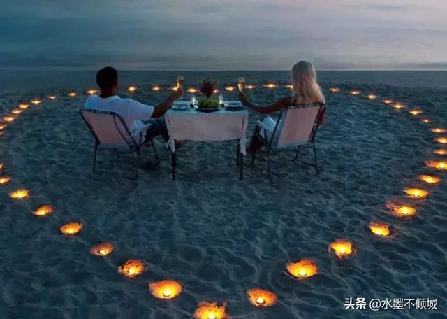 婆婆讓兒媳婦幫著拍全家福,卻不讓媳婦加入,媳婦摔碎手機走人