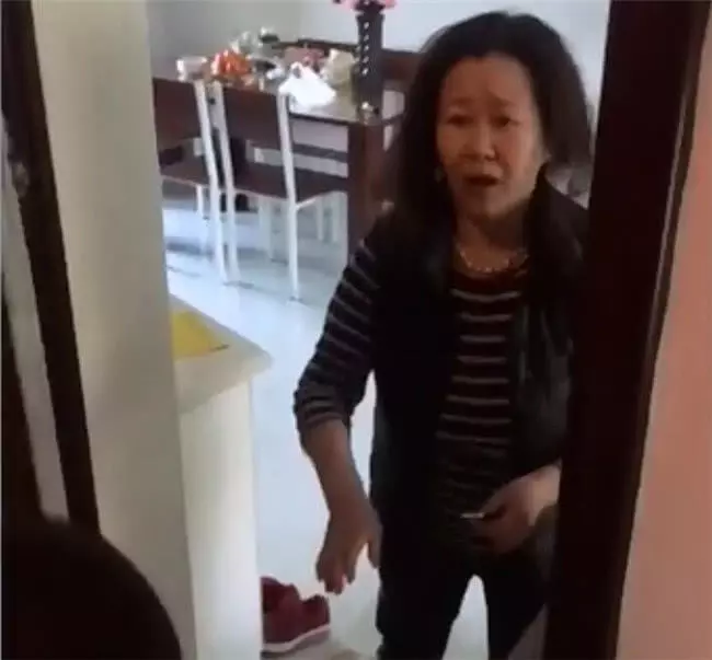 出嫁幾年的女兒突然回家,母親打開門後不淡定,場面使人淚目