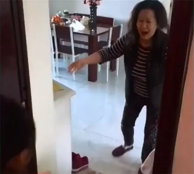 出嫁幾年的女兒突然回家,母親打開門後不淡定,場面使人淚目