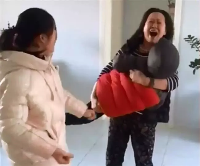 出嫁幾年的女兒突然回家,母親打開門後不淡定,場面使人淚目