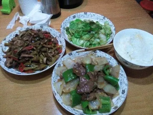 兒媳住院,兒子帶情人來家吃飯,母親賭氣掀了桌,瞧見地上,蒙了