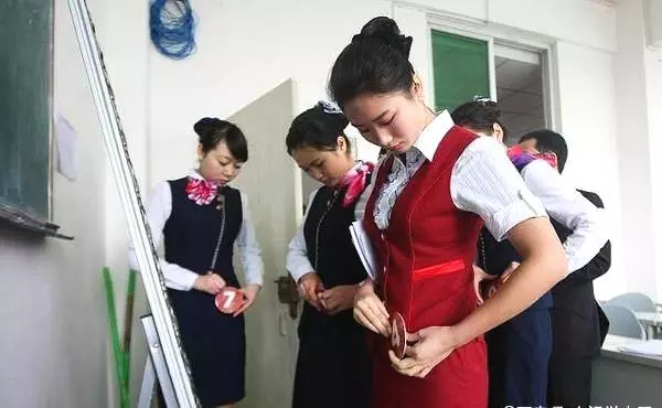 老婆是空姐,每次上班前偷帶避孕藥,跟蹤她坐飛機,我熱淚盈眶