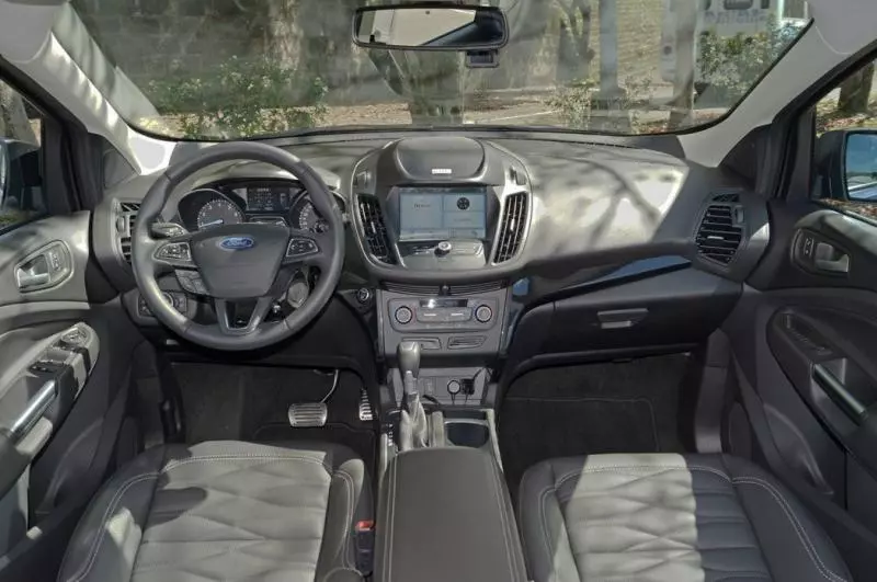 覺得不輸!Ford KUGA 環景動勁版vs. 19年式Mitsubishi Outlander | 深度報導