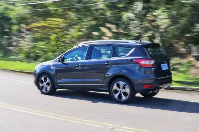 覺得不輸!Ford KUGA 環景動勁版vs. 19年式Mitsubishi Outlander | 深度報導