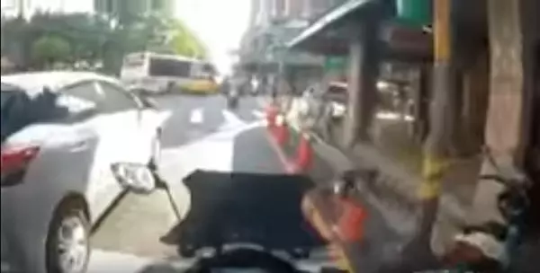 小P孩來襲!騎士禮讓公車卻被「屁孩當場怒罵」接下來「屁孩的舉動」讓網友們全怒了:真的太誇張了!