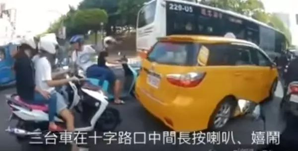 小P孩來襲!騎士禮讓公車卻被「屁孩當場怒罵」接下來「屁孩的舉動」讓網友們全怒了:真的太誇張了!